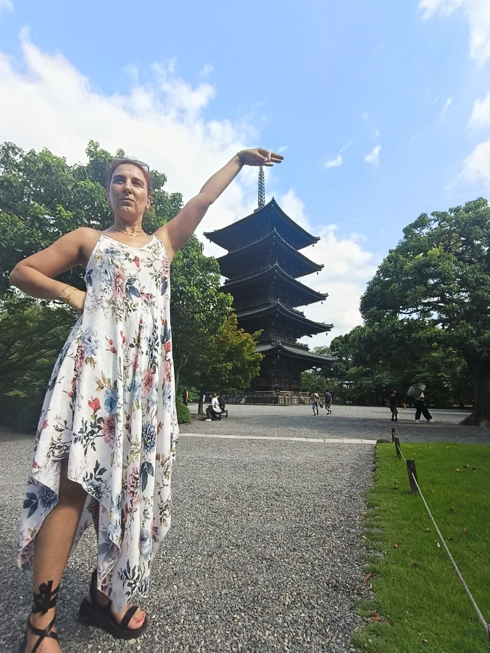 Vanessa posando delante de la pagoda de cinco pisos de To-ji en Kyoto
