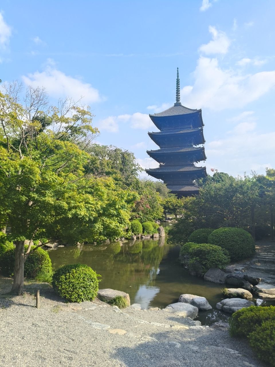 Pagoda de To-ji reflejada junto al estanque y el jardin japones
