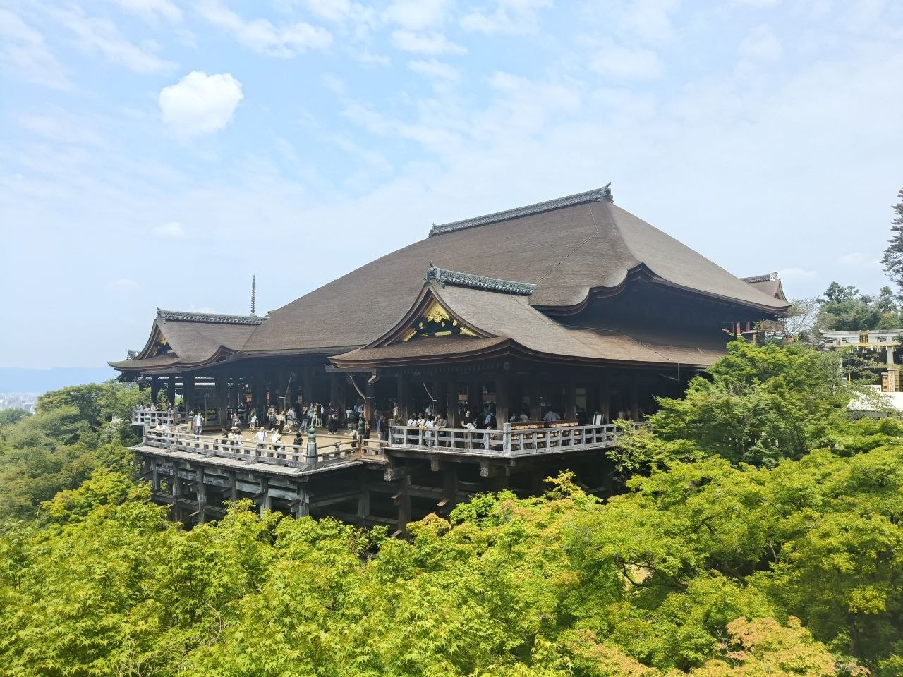 Detalles del templo Kiyomizu-dera en Kyoto