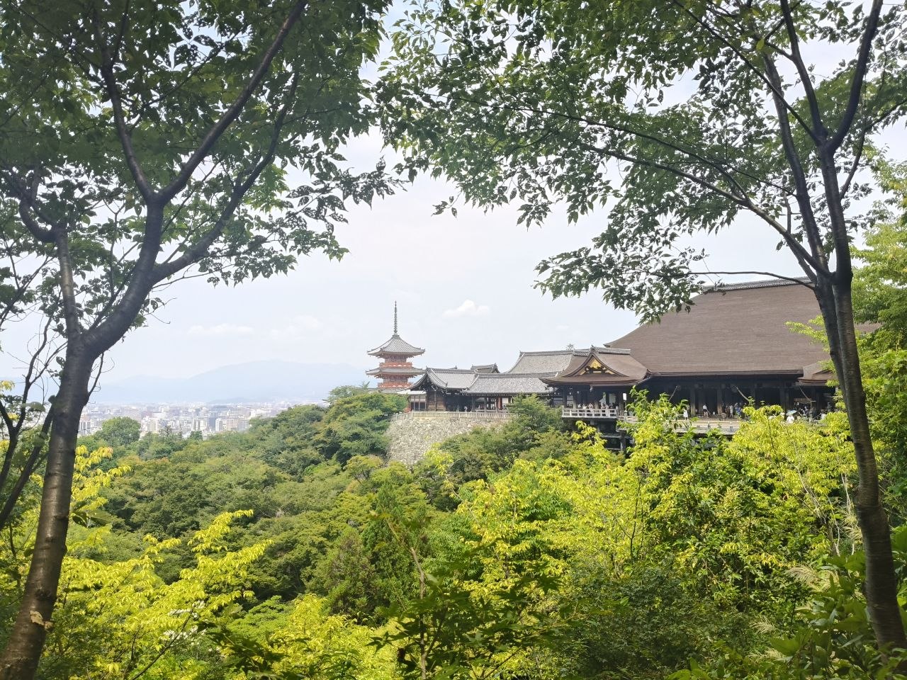 Vista amplia de Kiyomizu-dera con la ciudad de Kyoto al fondo
