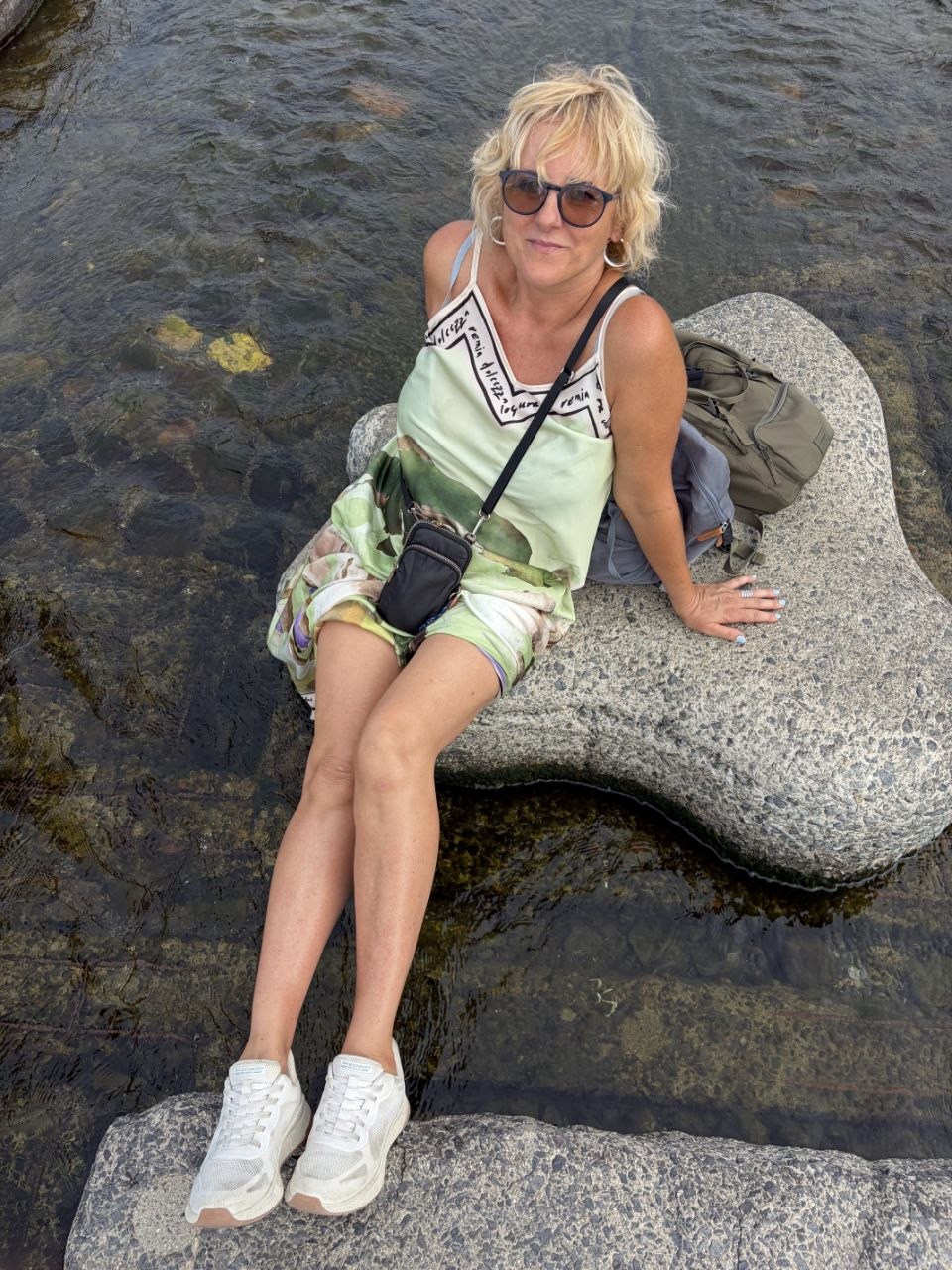 Descanso junto al agua clara del rio Kamo en Kyoto