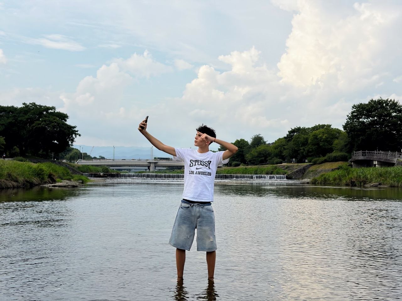 Refresco en el rio Kamo con montanas y nubes al fondo
