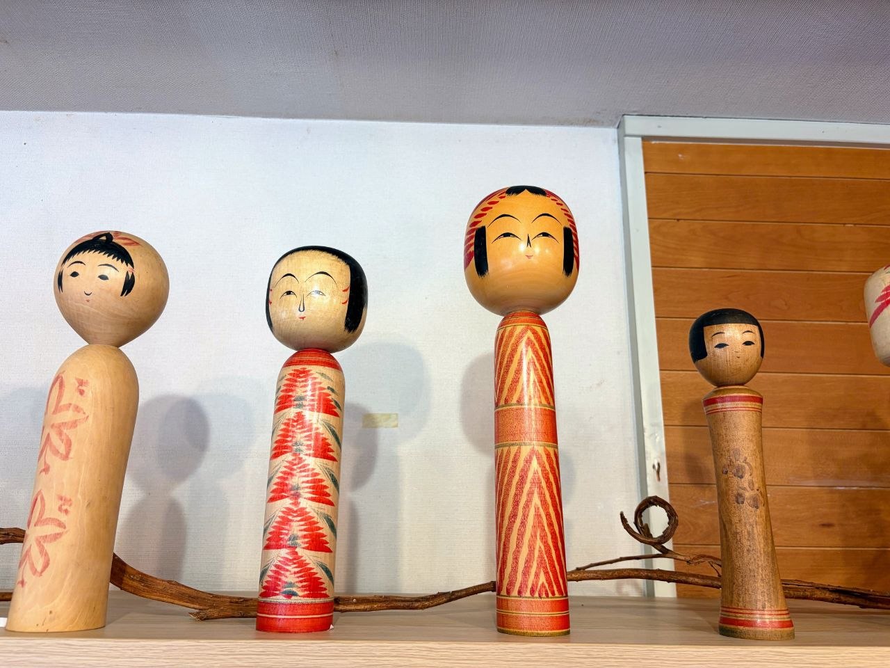 Munecas kokeshi expuestas durante el paseo y las compras en Kyoto
