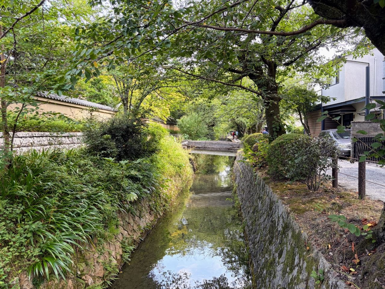 Tramo verde del Paseo del Filosofo junto a un canal estrecho