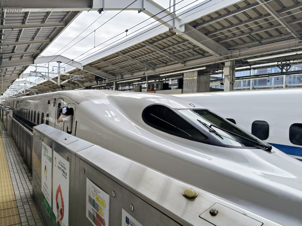Shinkansen parado en el anden durante el trayecto hacia Hakone