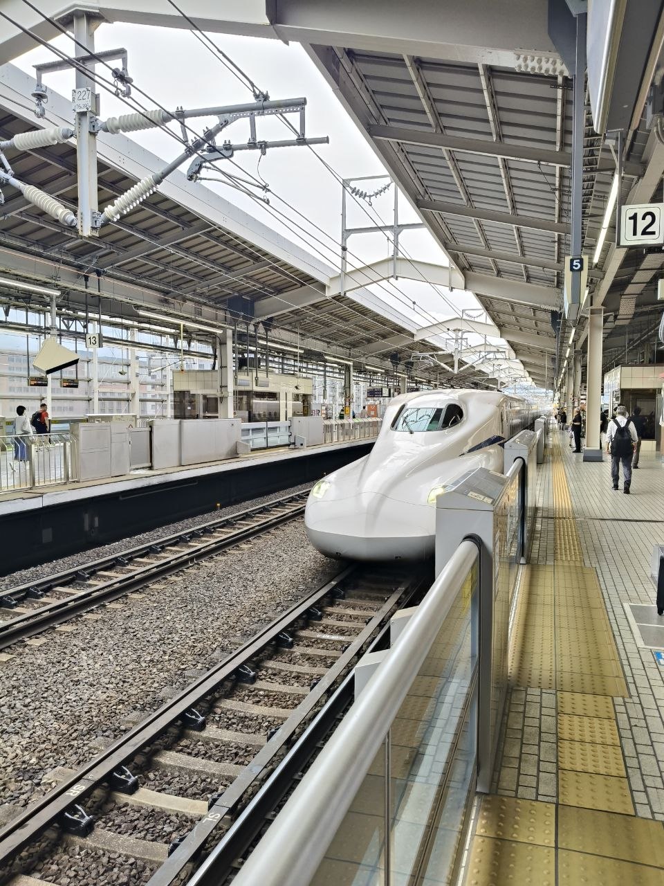 Shinkansen visto desde el anden antes de salir hacia Hakone