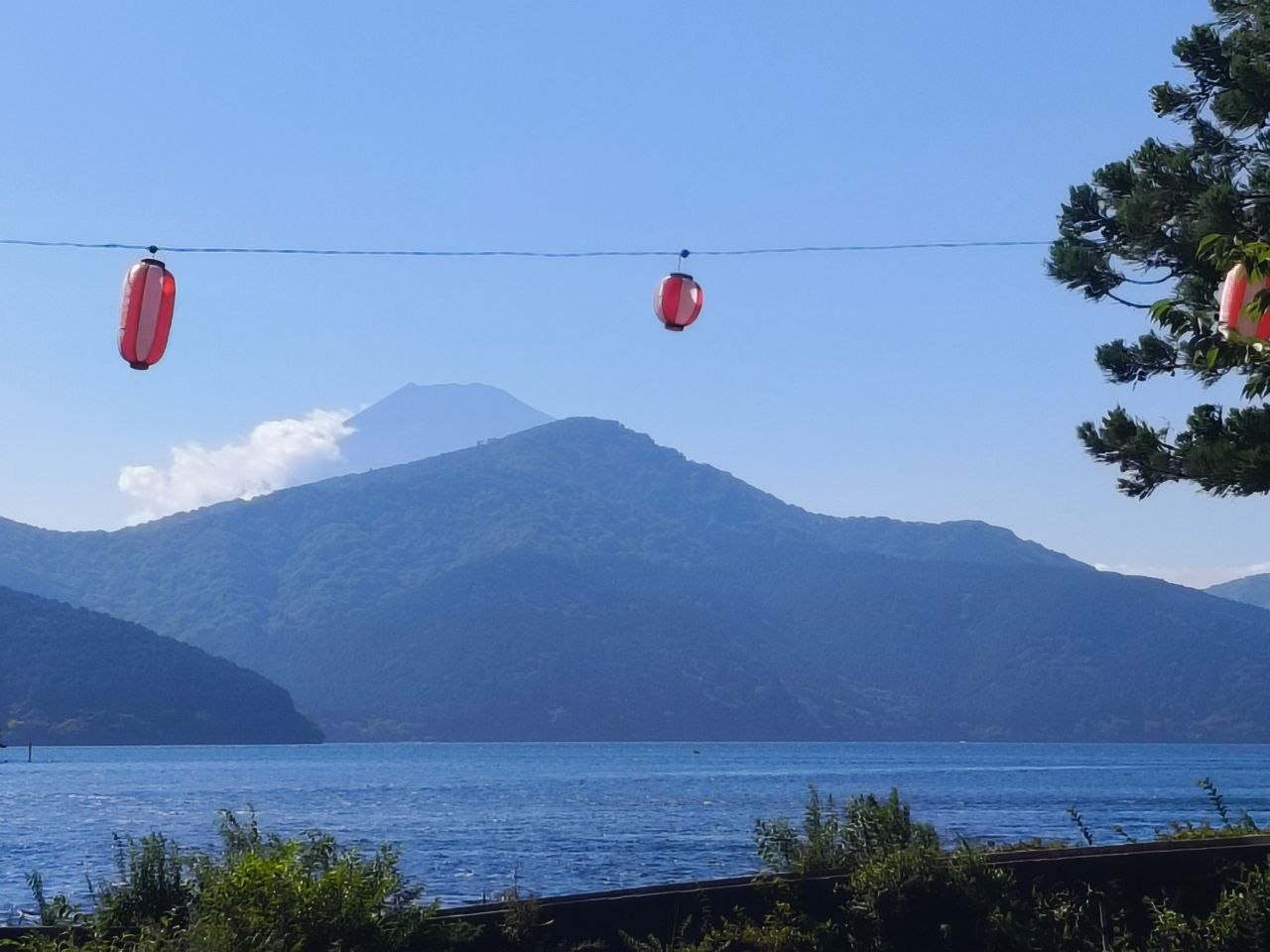 Vista del monte Fuji desde el lago Ashi con farolillos sobre el agua