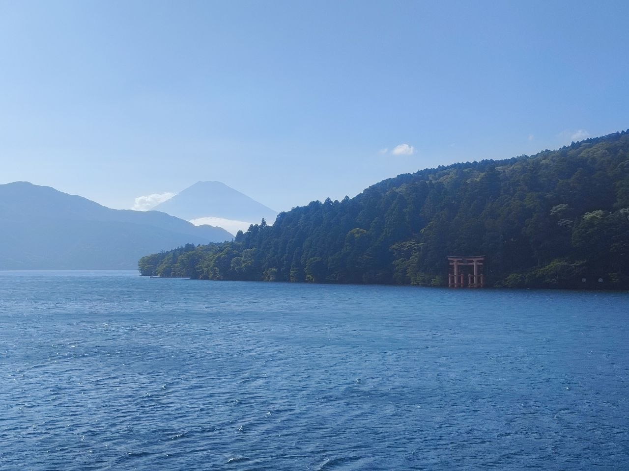 Torii rojo en el agua del lago Ashi con el monte Fuji al fondo