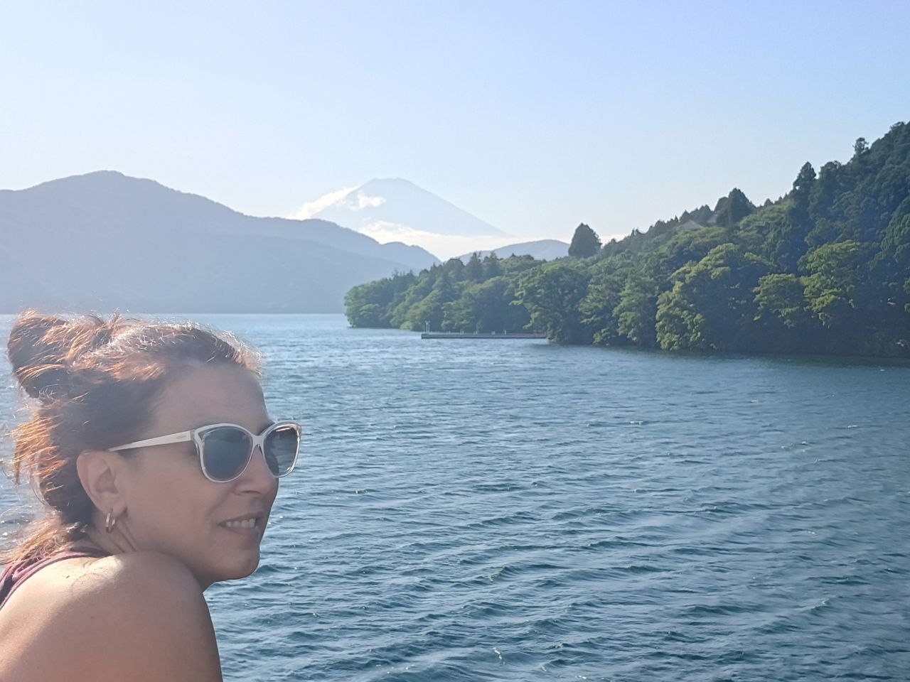 Retrato en el crucero por el lago Ashi con el monte Fuji al fondo