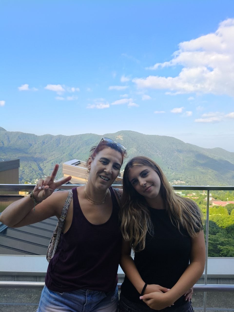 Retrato en Hakone con montanas verdes y cielo azul al fondo
